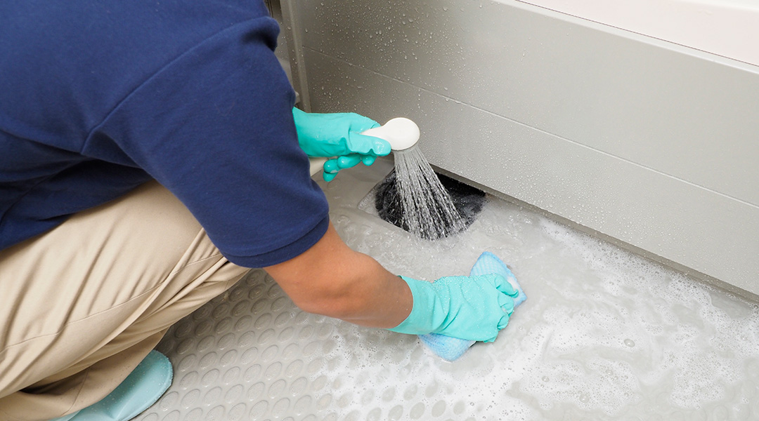 お風呂の排水溝掃除の様子